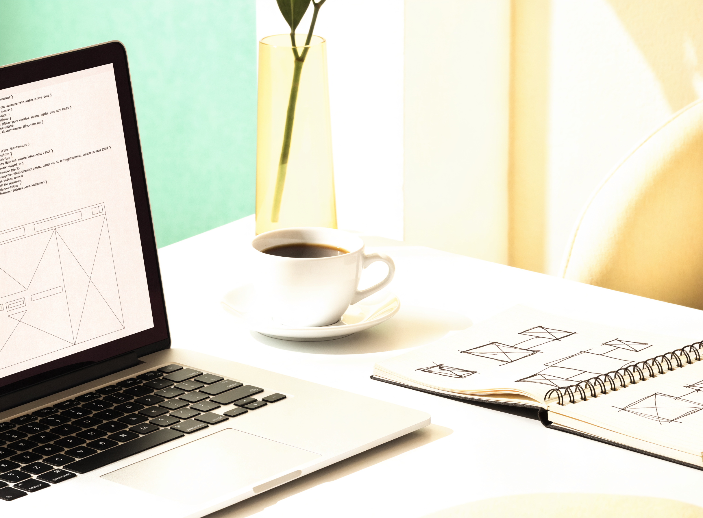 Laptop met wireframeschetsen tijdens de ontwerpfase van een webproject